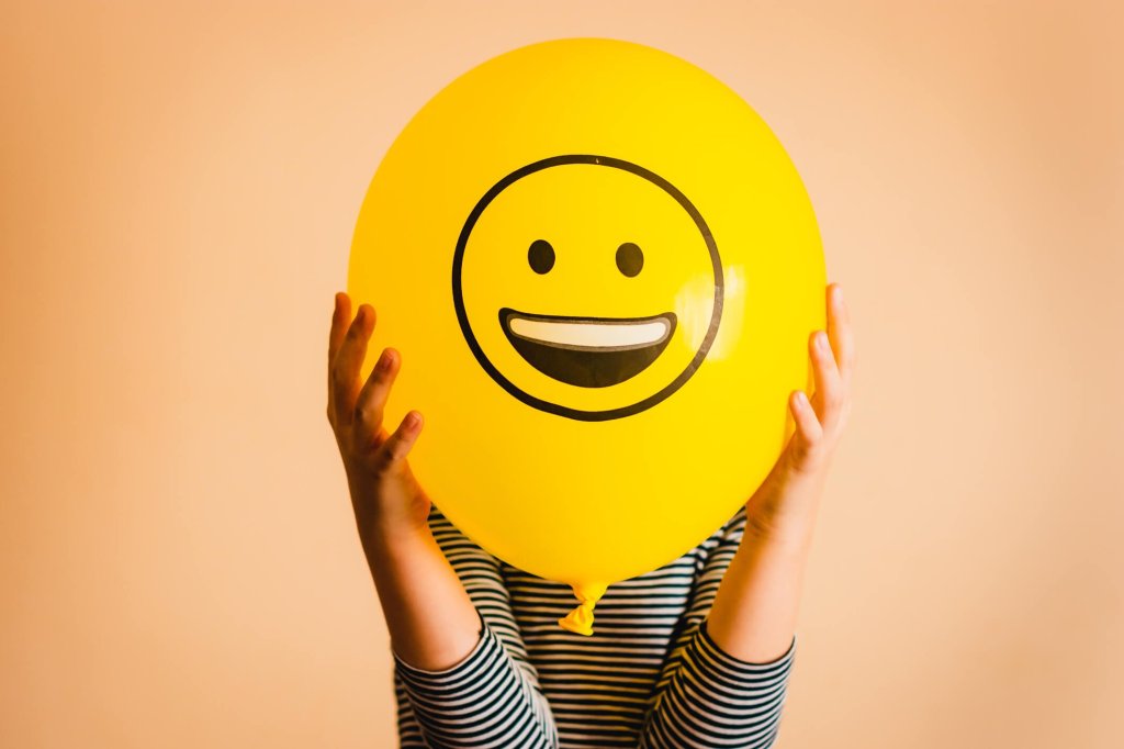 yellow smiley face balloon